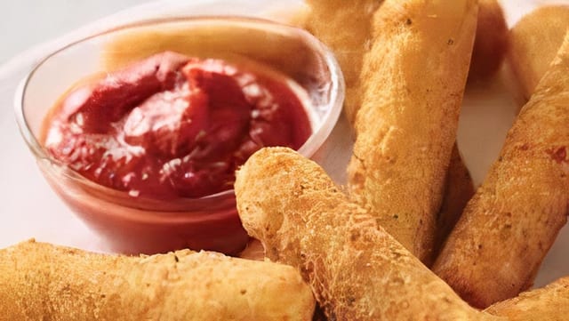 Mozzarella Sticks (6 Pc).