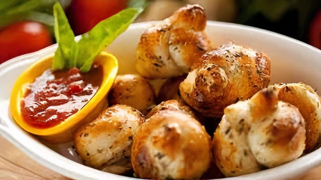 Garlic Knots with Sauce (6 Pc).